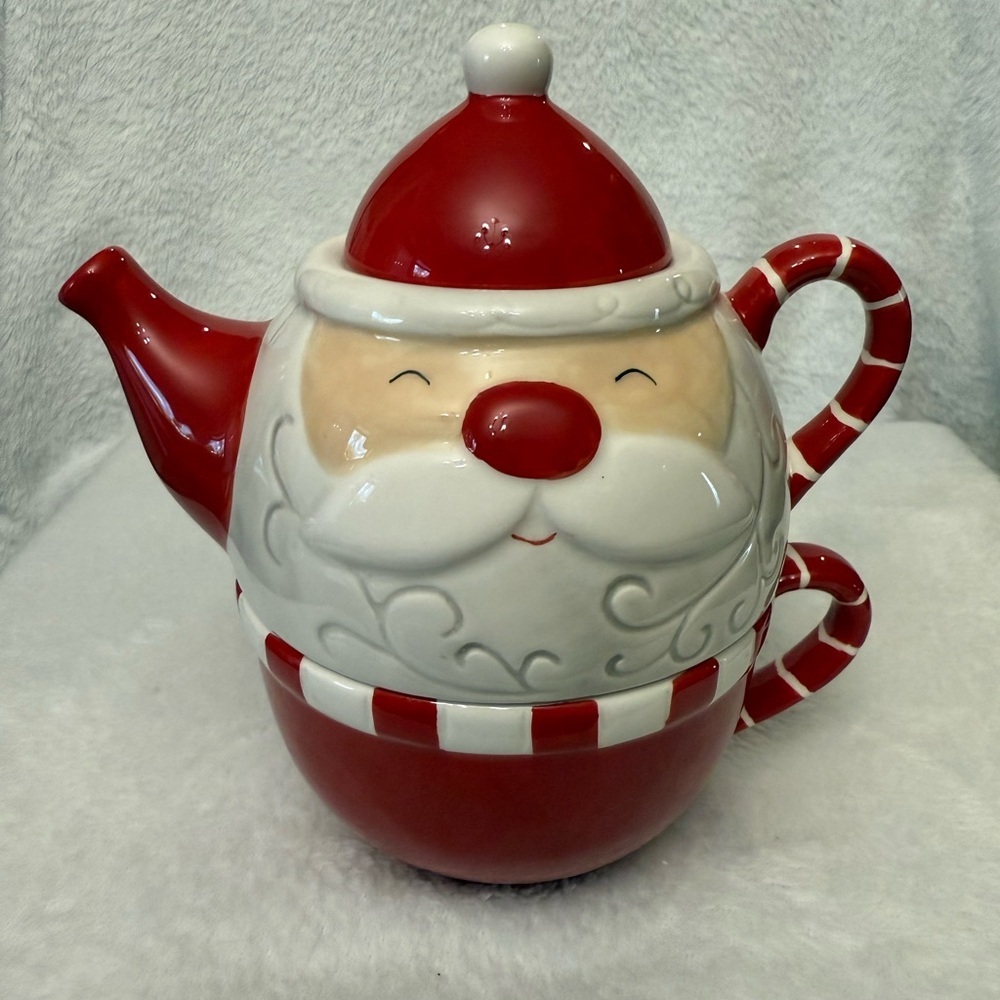 Santa Claus “tea for one" set, which is a stackable teapot with a built-in cup.